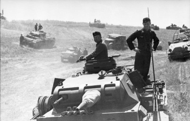 German panzer troops advance from Poland at the beginning of Operation Barbarossa, June 1941 [Bundesarchiv Bild 101l-185-0139-21/ Grimm, Arthur/ CC-BY-SA