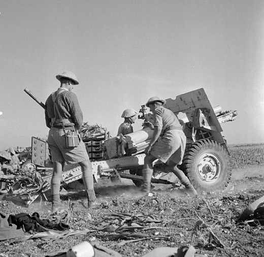 British twenty-five pounder field gun in action during the advance into Syria, June 1941 [Public domain, Imperial War Museum, wiki]