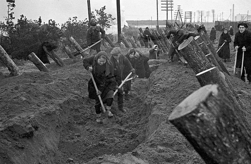 Russian civilians constructing anti-tank fortifications west of Moscow, fall 1941 [RIA Novosti archive, image #3500 / B. Vdovenko / CC-BY-SA 3.0, wiki]