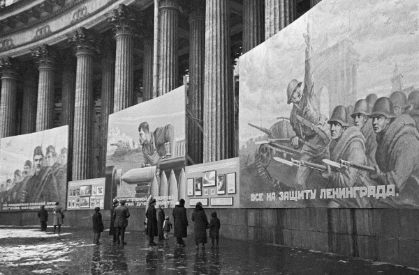 Inspirational posters outside Kazan Cathedral in Leningrad, 1941 [RIA Novosti archive, image #637354 / Anatoliy Garanin / CC-BY-SA 3.0]