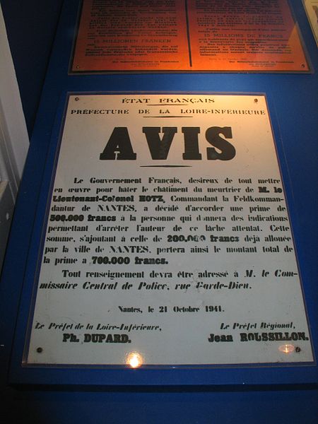 Information display, Metro Guy Moquet, Paris [Author: Daniel*D, GNU FDL Creative Commons Attr-Share Alike 3.0 Unported]