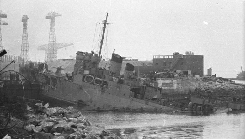 HMS Campbeltown after ramming the dock gates at Saint-Nazaire, 28 March 1942 [Bundesarchiv Bild 101ll-MW-3722-03 /Kramer/ CC-BY-SA]