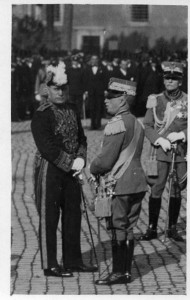Benito Mussolini with King Vittorio Emanuele III (centre), on friendly terms in 1941 [Public domain]