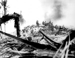 US marines storm Tarawa Atoll in the Gilbert Islands, November 1943 [Public domain, US Govt 1943, wiki]