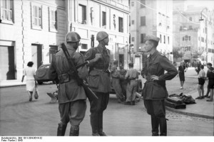 Italian soldiers on guard duty in Rome [Bundesarchiv Bild 101l-304-0614-32, wiki]