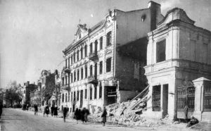A street scene in Vilnius, 1944 [Public domain]